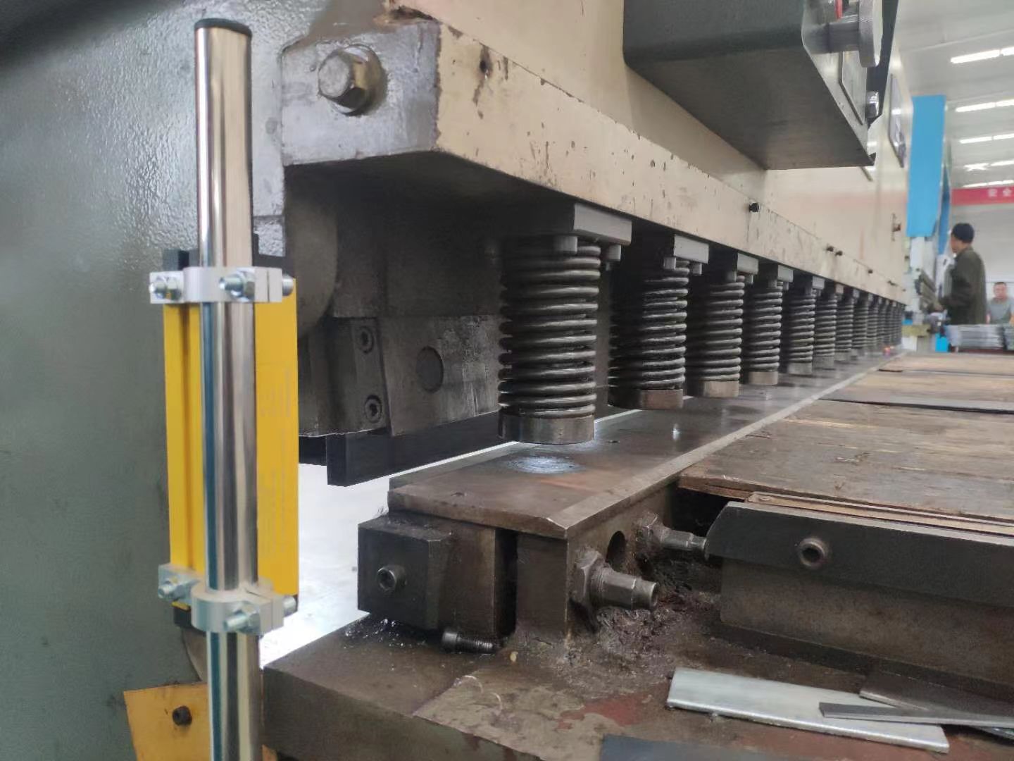 剪板機安全光柵安裝注意事項與維護